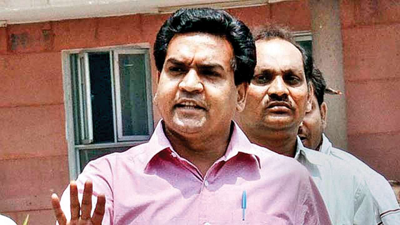 Rebel AAP leader Kapil Mishra writes in blood to flag a green concern