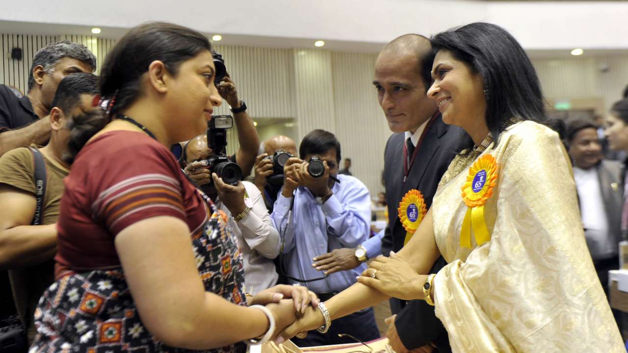 Smriti Irani in conversation with Kavita and Akshaye Khanna