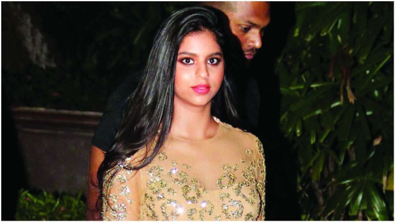 Watch: Shah Rukh Khan's daughter Suhana gives a hair spa to her friend and  the video goes viral!