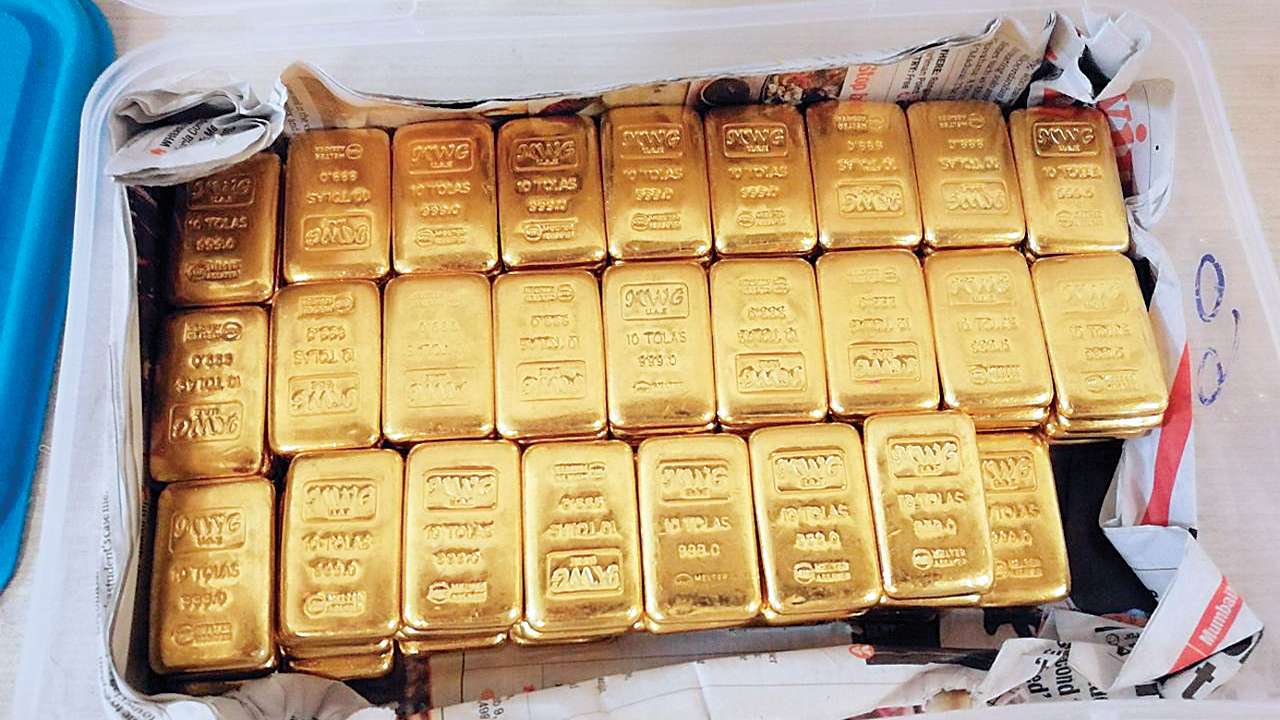 Mumbai bizmen held for smuggling 22.8 kg gold