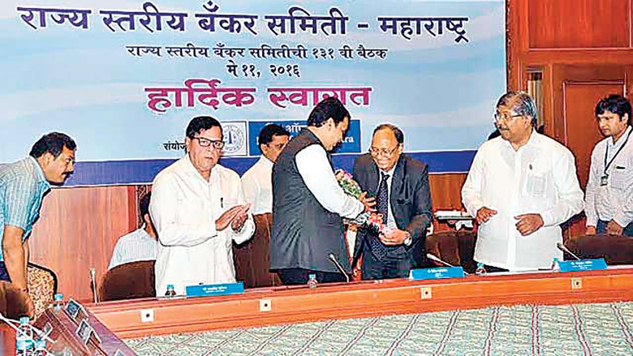 Cm devendra fadnavis slams bankers for not reaching out to farmers