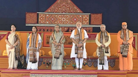 PM Modi, CM Mamata Banerjee share dais with Bangladesh's Sheikh Hasina for Visva Bharati convocation