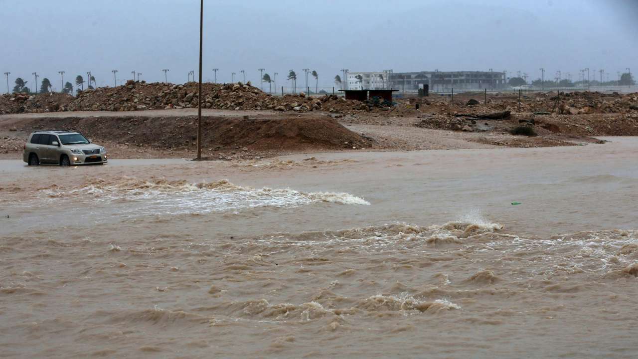 After pummeling Yemeni island, Cyclone Mekunu shuts down Oman's airport