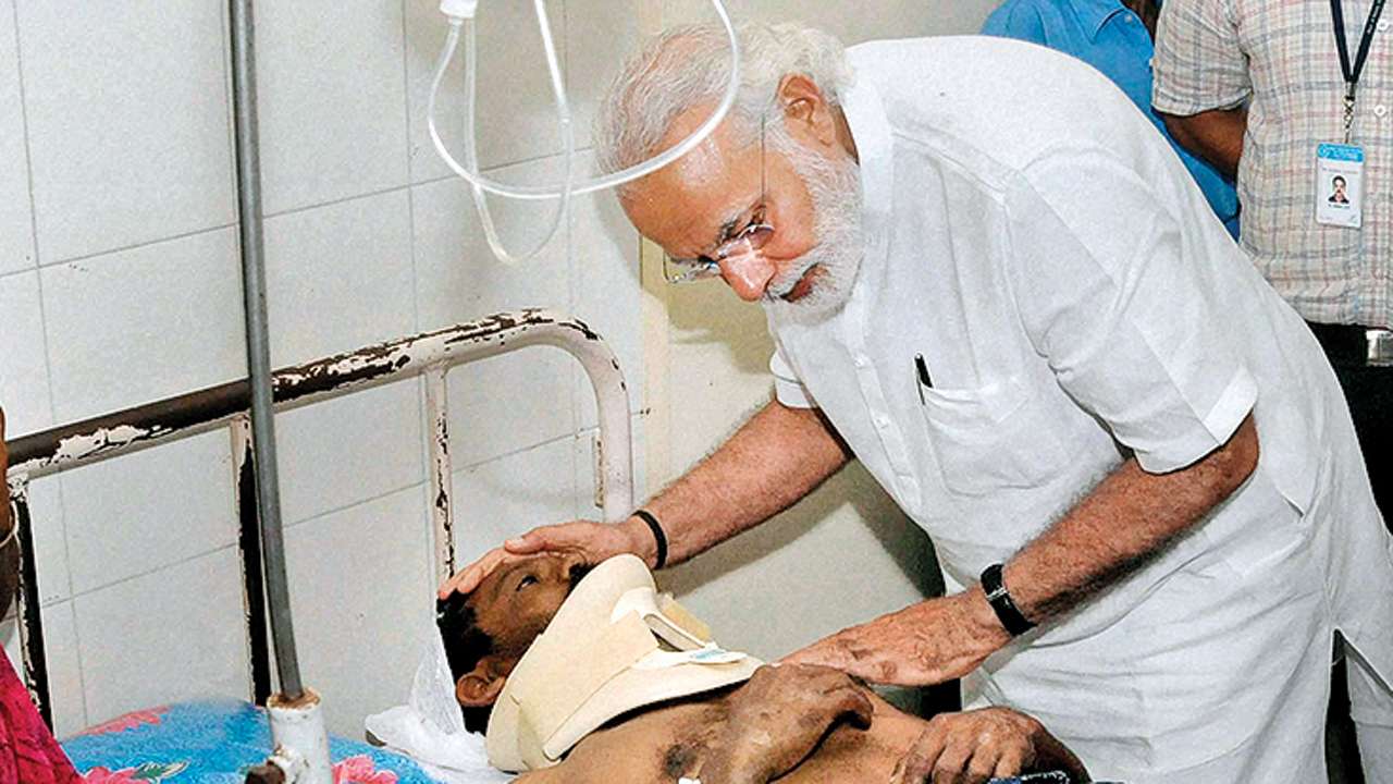 Prime Minister attends to a victim of Kerala’s 2016 Puttingal Devi Temple fire