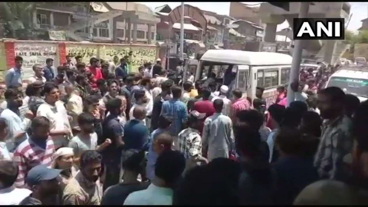 Jammu and kashmir: terrorists hurl grenade at police party in shopian, 16 injured
