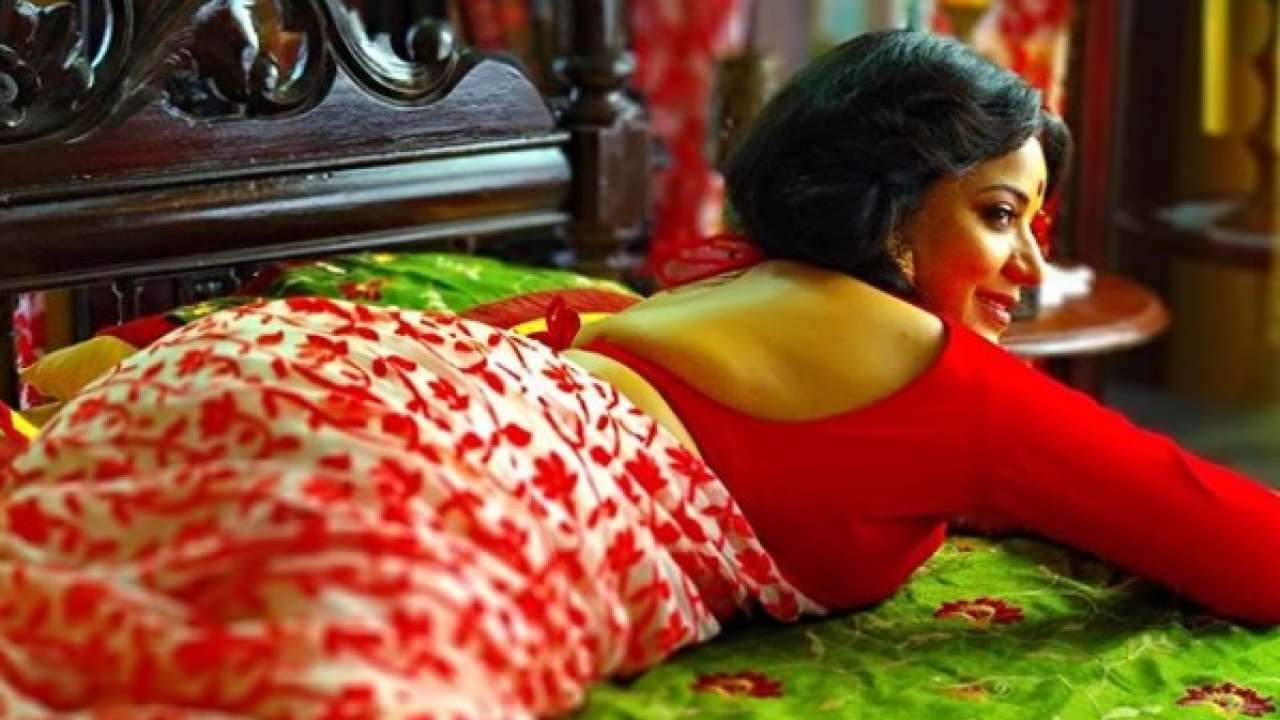 1280px x 720px - Bhojpuri actress Monalisa channels her inner boss lady in this red hot pic