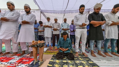 uslims in Lucknow offer Friday prayers