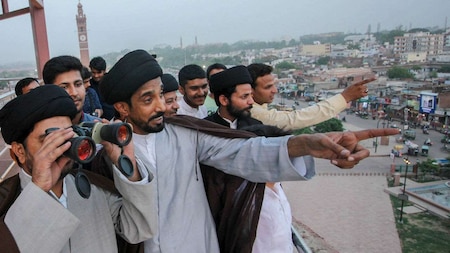 Muslim clerics watching the moon to celeberate Eid al-Fitr