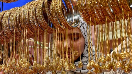 Muslim women buy ornaments