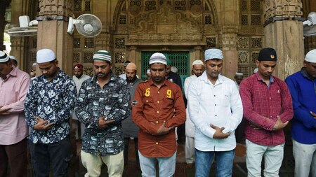 Indian Muslims offer last congregational Friday prayers