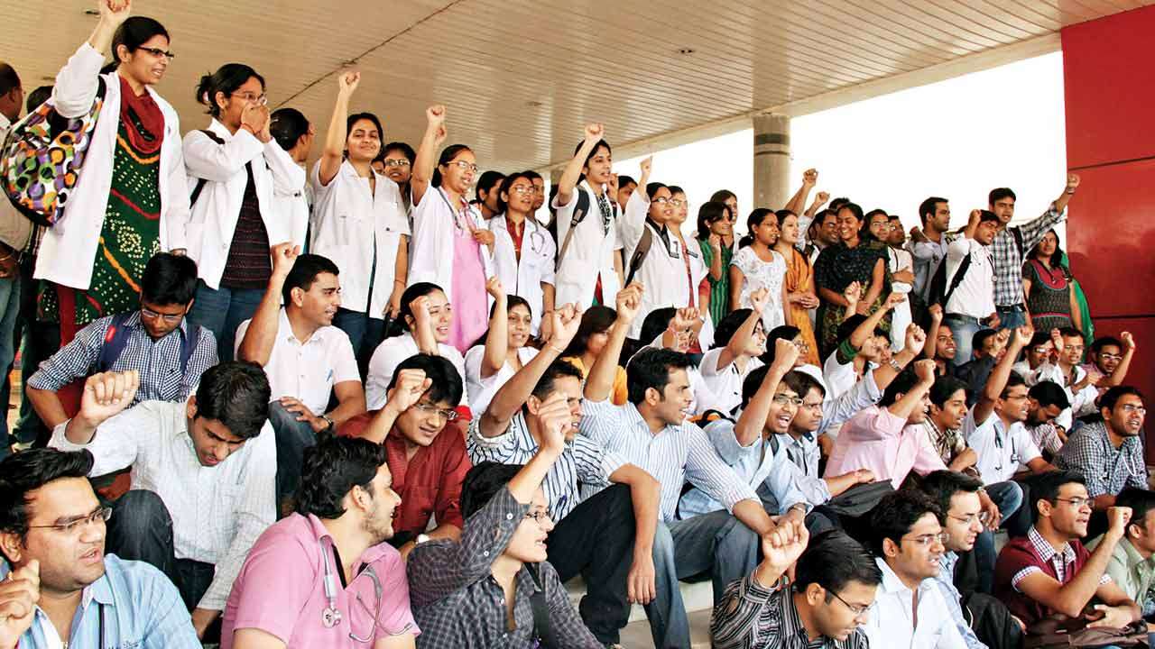Ahmedabad: Medical students protest against coaching institute, want  domicile rule