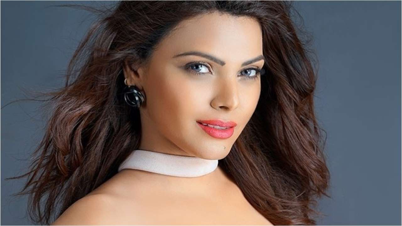 Kamasutra 3D actress Sherlyn Chopra posts a hot bikini pic and for a