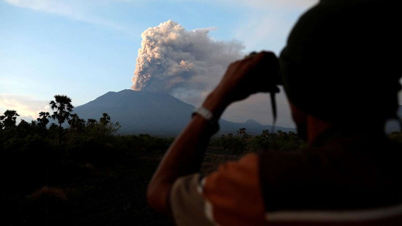 Ash From Erupting Volcano Shuts Airport In Indonesia's Bali, 48 Flights ...