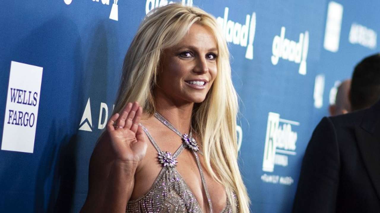 Britney Spears Braves Wardrobe Malfunction To Finish Performance