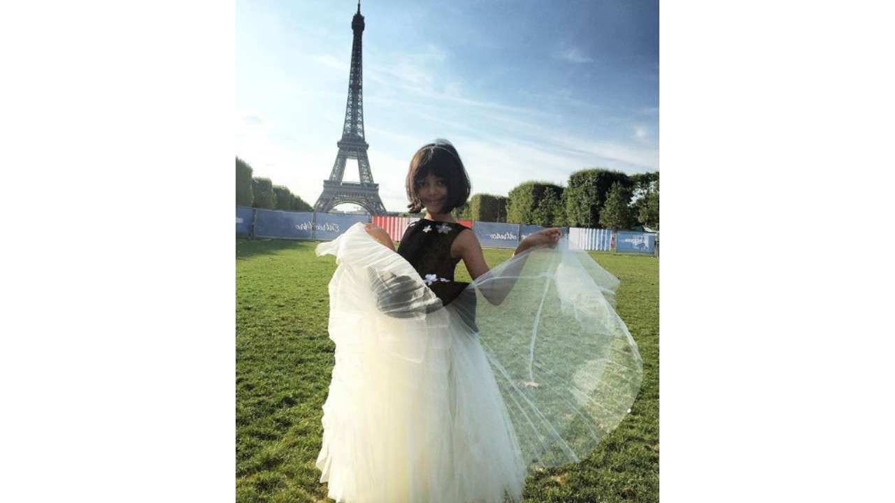 Aishwarya's 'angel' Aaradhya poses in front of the Eiffel Tower