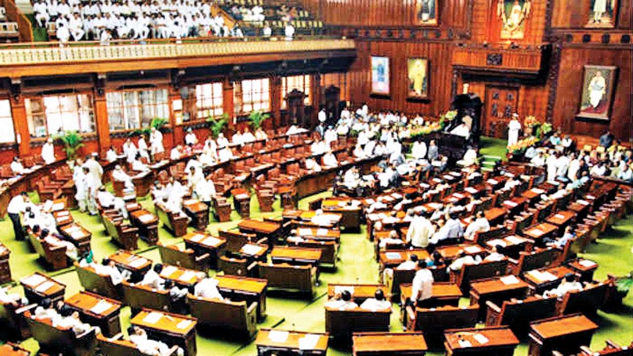 maharashtra-mlas-bury-differences-in-fight-against-bureaucracy