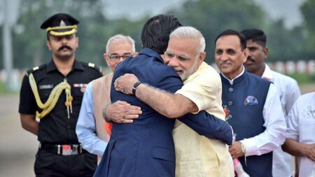 Modi hugs the world leaders