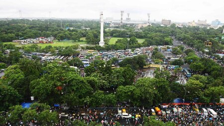 Thousands throng in Kolkata
