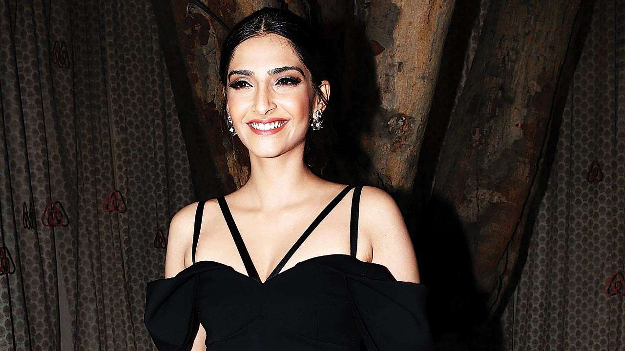 Sonam K Ahuja surprises her fan clubs with special goodies