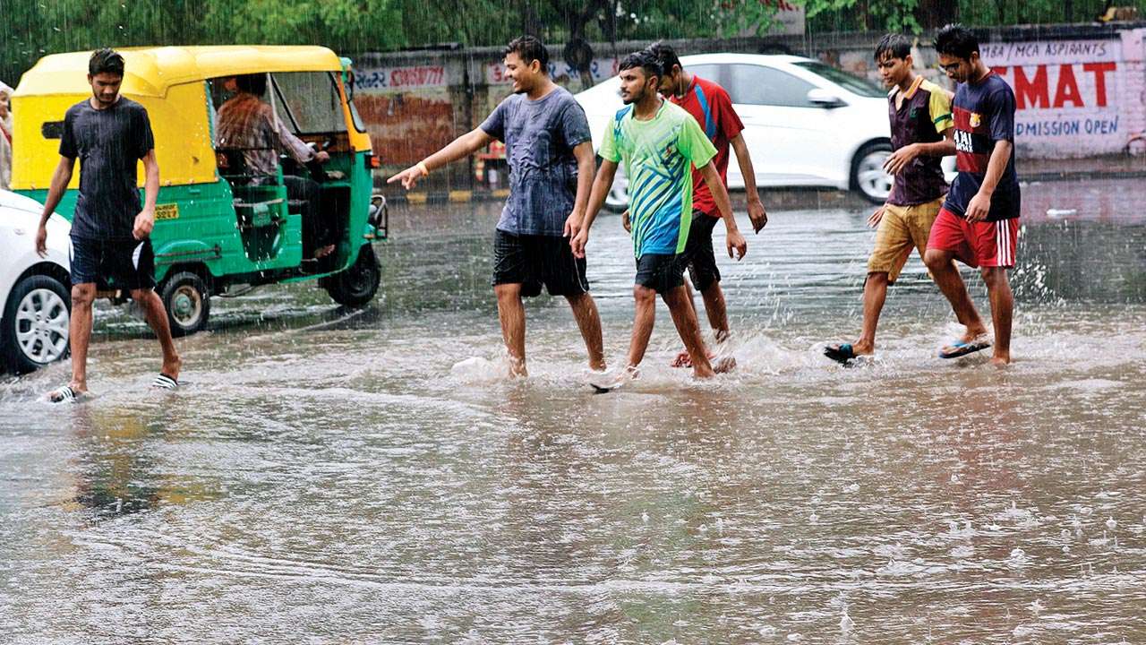 Ahmedabad receives 4.82 mm rains, mayor takes a trip across city