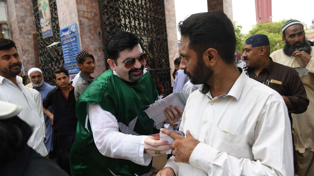 Ayaz Memon Motiwala distributes pamphlets