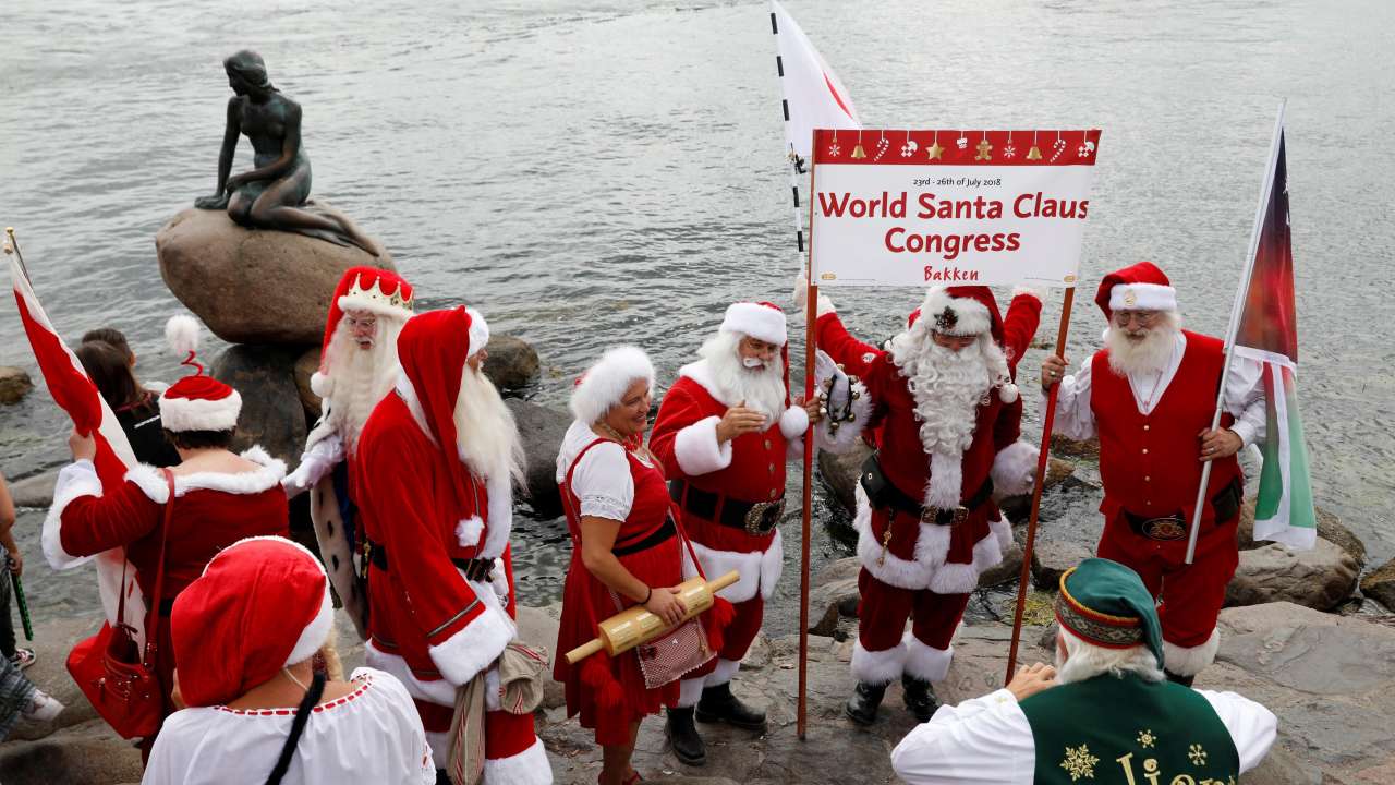 Santas' gathering at Little Mermaid statue