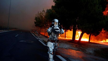 Firefighters continue battle against Greece wildfire