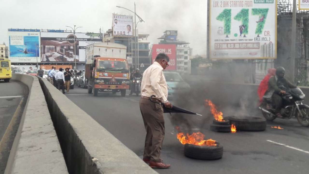 Tires set ablaze on Majiwada bridge