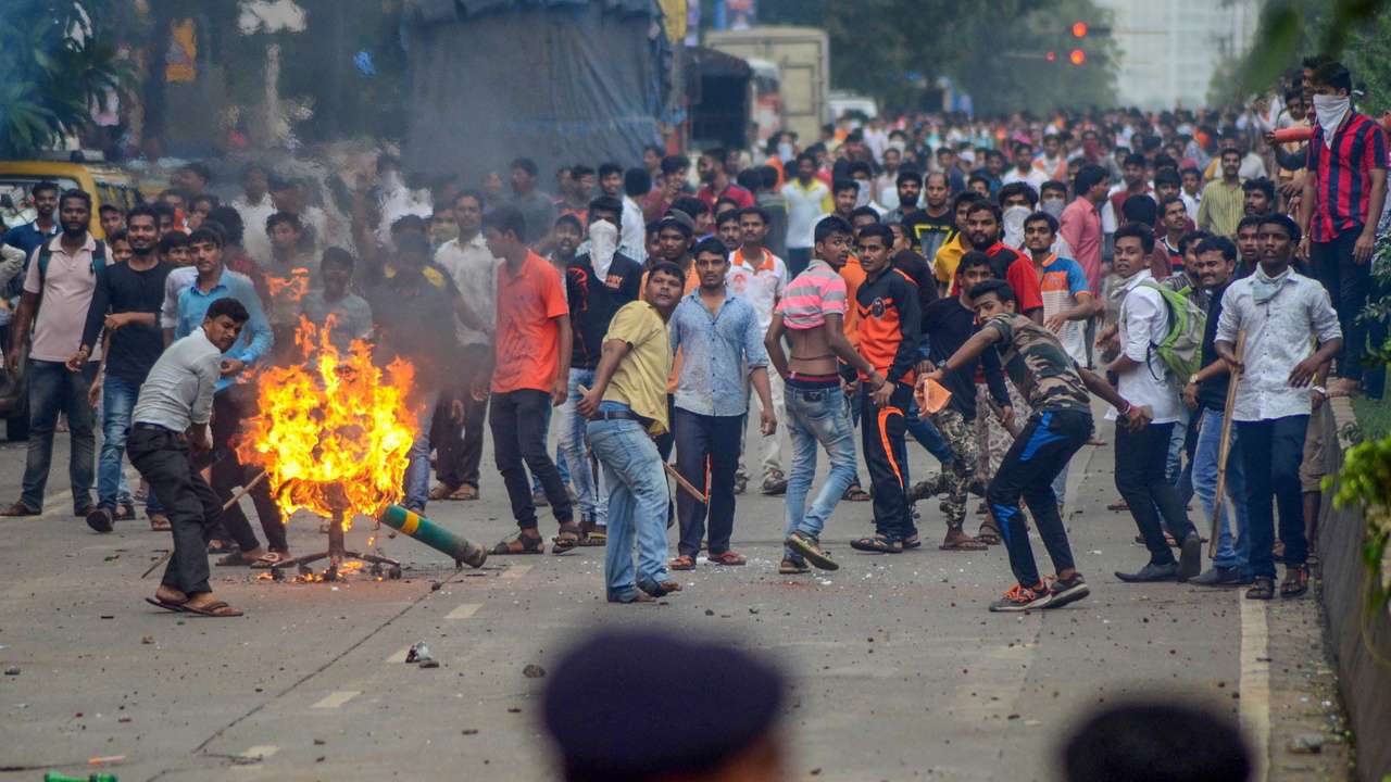 Stone-pelting in Kopar Khairane