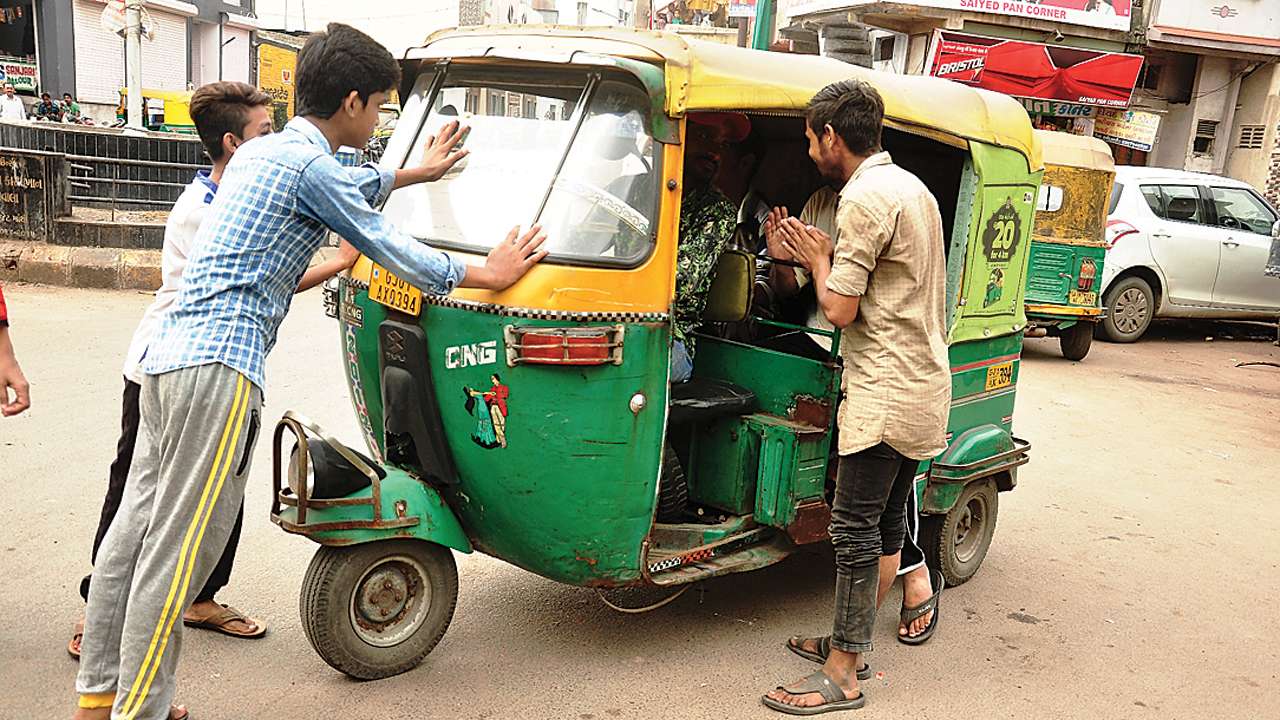 Autorickshaw strike turns violent in Ahmedabad