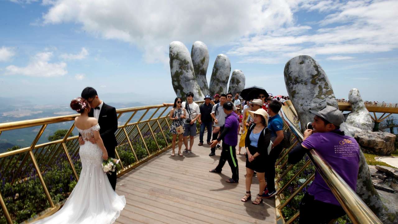 Wedding photos on Golden Bridge