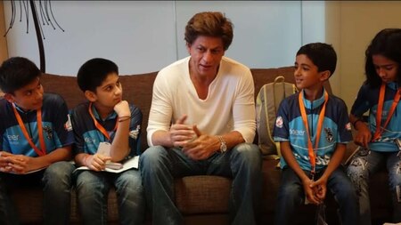 SRK meets childhood cancer survivors at Mannat