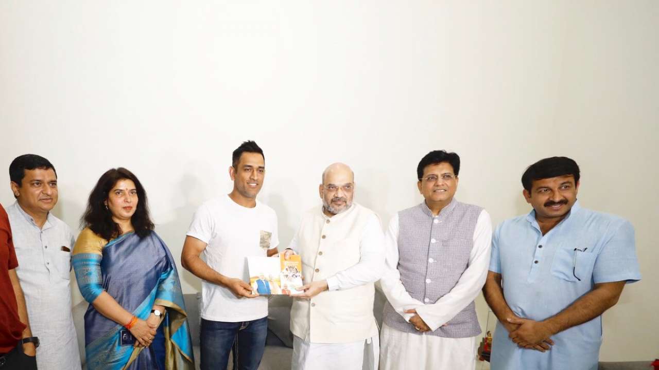 Amit Shah and MS Dhoni with Manoj Tiwari and Piyush Goyal