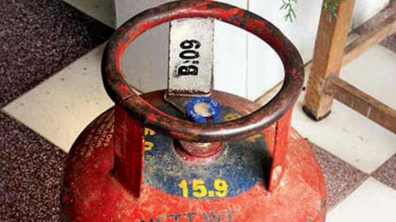 Mumbai Four injured as cooking cylinder leaks, catches fire in Andheri