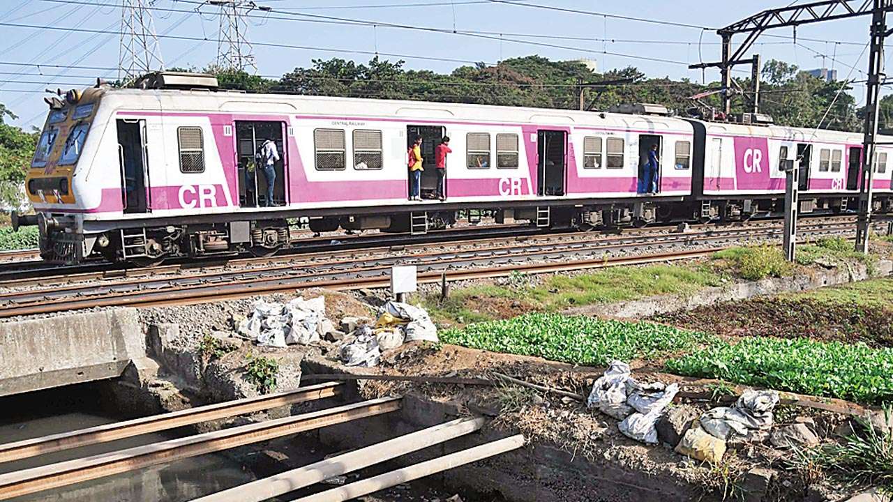 Railways vacancies 2.50 Lakh people eye for job