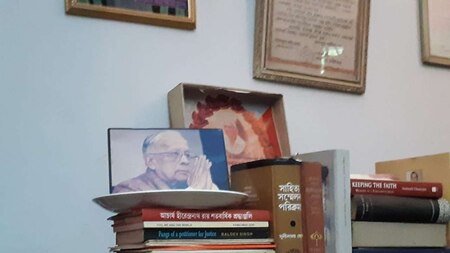 Somnath Chatterjee always had Jyoti Basu's photo close to him