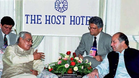 Atal Bihari Vajpayee with Pakistani Prime Minister Nawaz Sharif