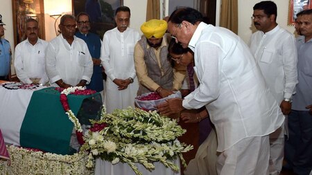 VP Naidu pays tribute