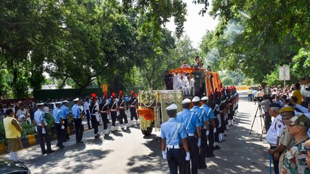 Convoy leaves with mortal remains of Vajpayee