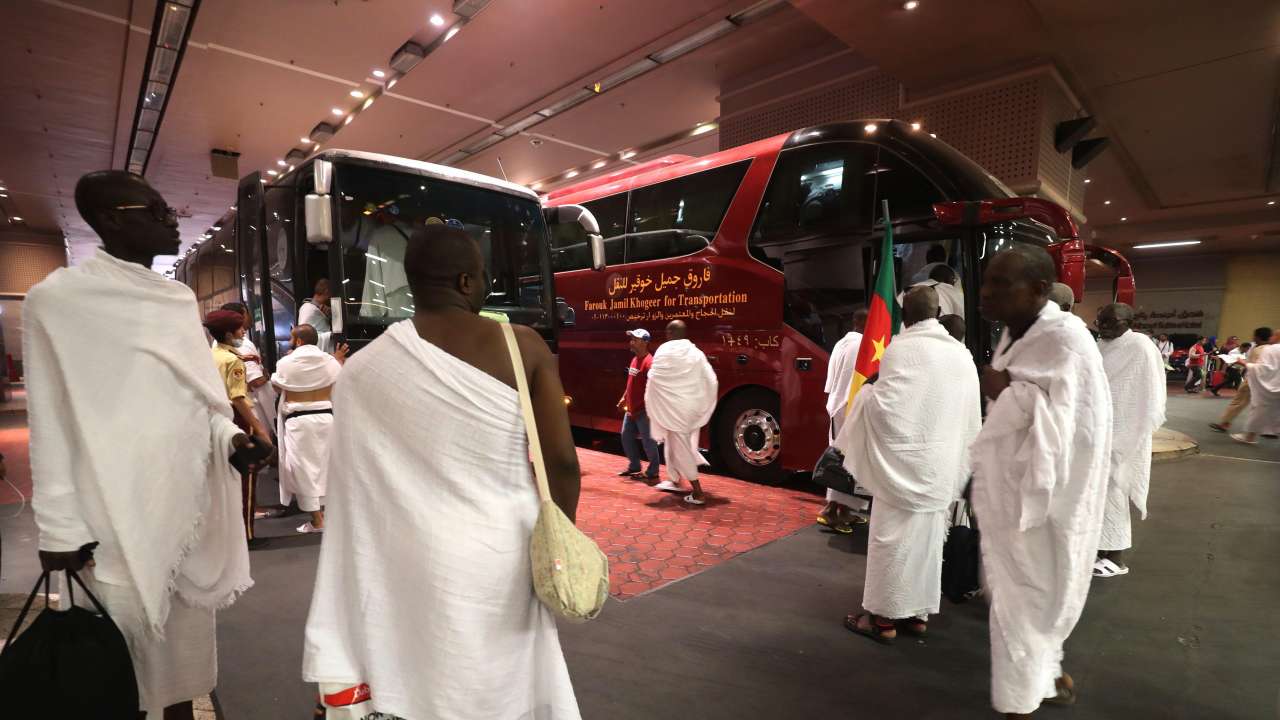 Pilgrims head to the tent-city of Mina