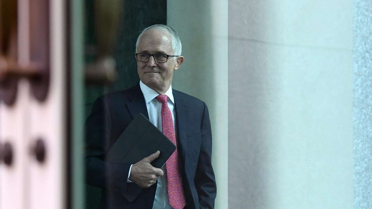 Tilskyndelse Ekspression der ovre Australian Prime Minister Malcolm Turnbull clings to power after winning  leadership contest