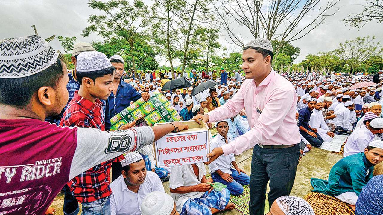 Muslims collect fund for the victims of Kerala floods