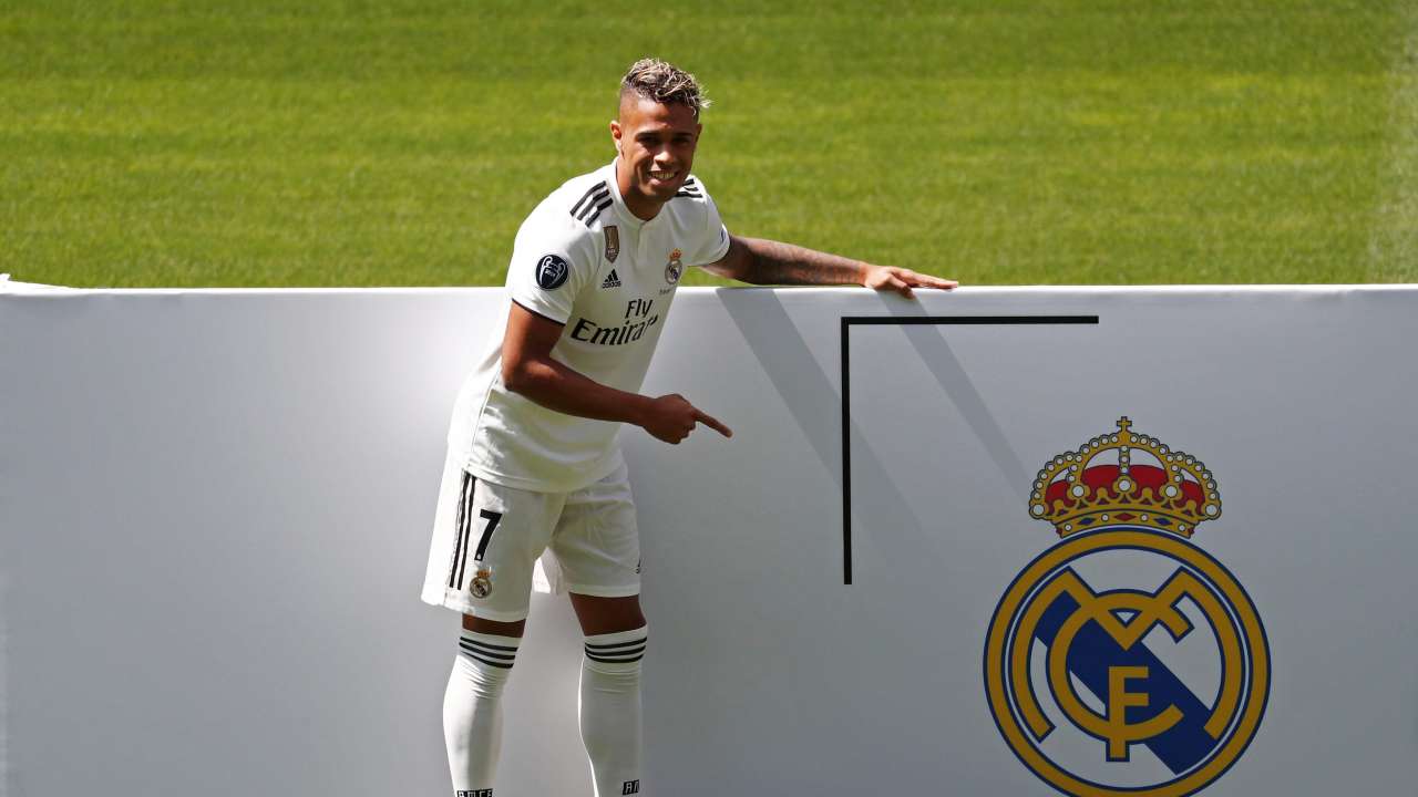 Real Madrid hand Ronaldo's number 7 shirt to Mariano Diaz