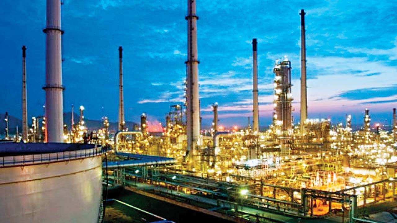 In intraday trade on Friday, shares of Hindustan Petroleum NSE -3.53% (HPCL NSE -3.53%), a state-owned natural gas and oil corporation, dropped more than 4% to Rs 202 as the business announced its second consecutive quarterly loss.