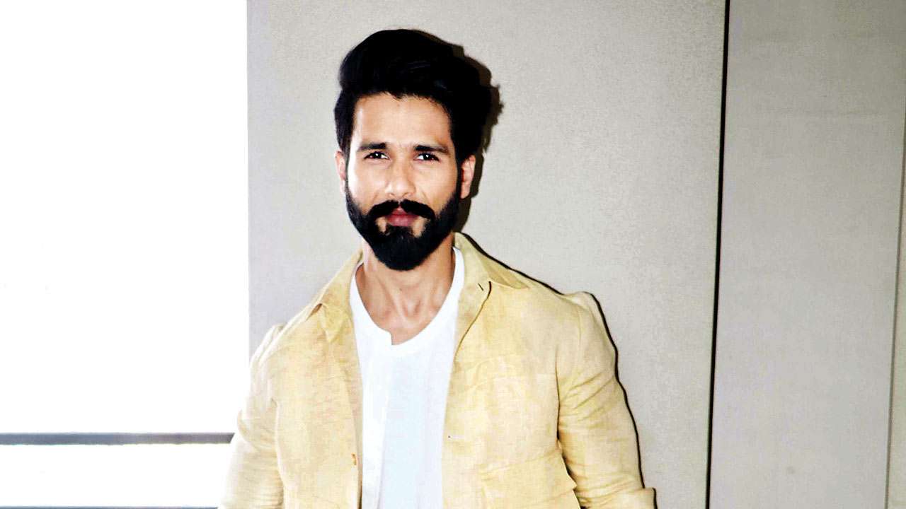 Fans hail 'artist' Shahid Kapoor for his brilliance in new Farzi promo.  Watch | Web Series - Hindustan Times