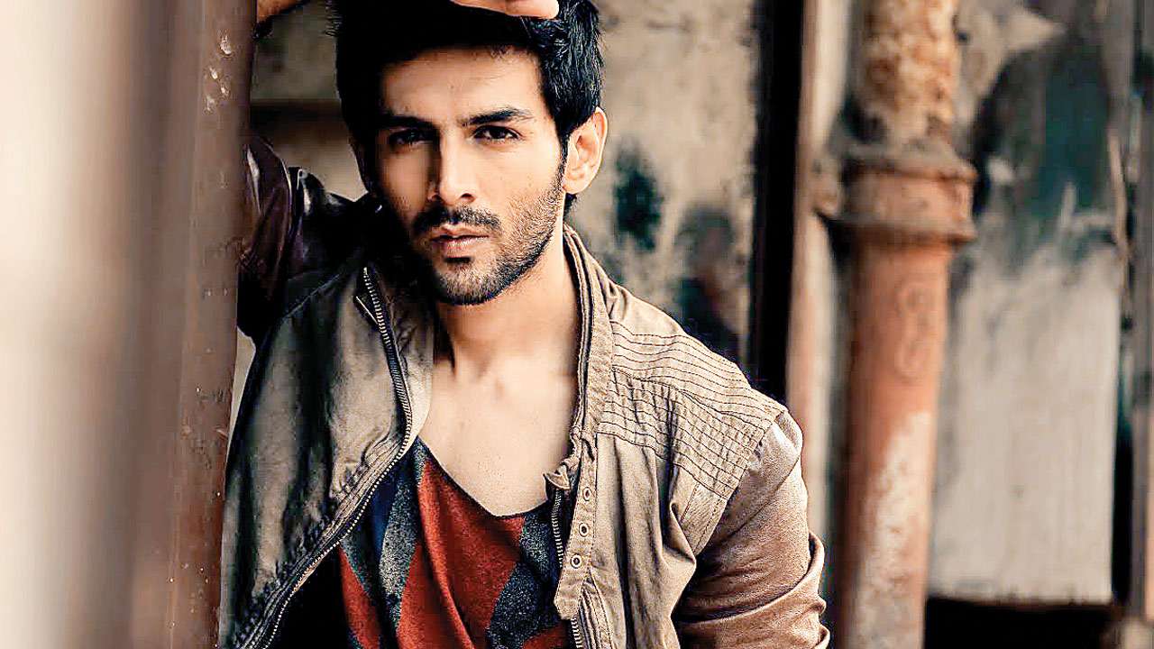 Kartik Aaryan hides behind a hoodie to travel in a train, here's why