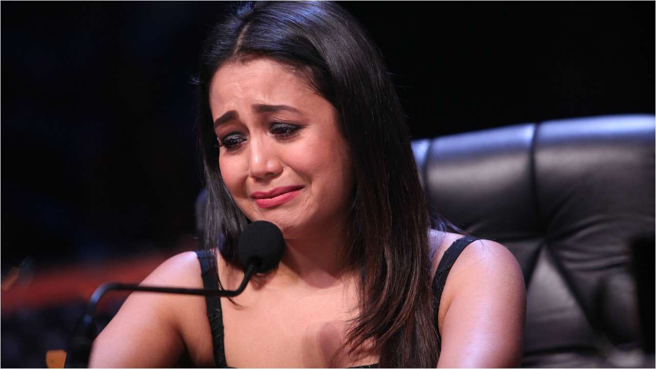 Indian Idol 10 Neha Kakkar Breaks Down In Tears Because Of A Contestant 