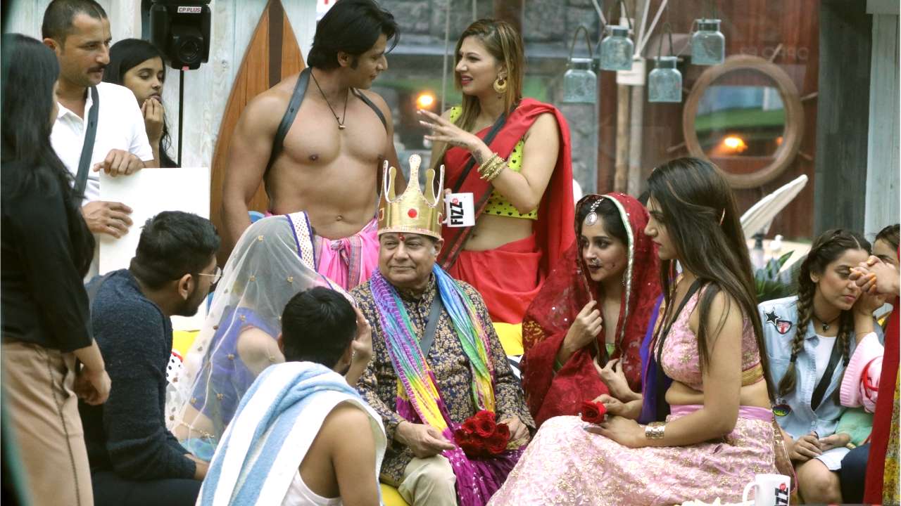 Dipika Kakar, Kriti Verma-Roshmi Banik vie for Anup Jalota's attention