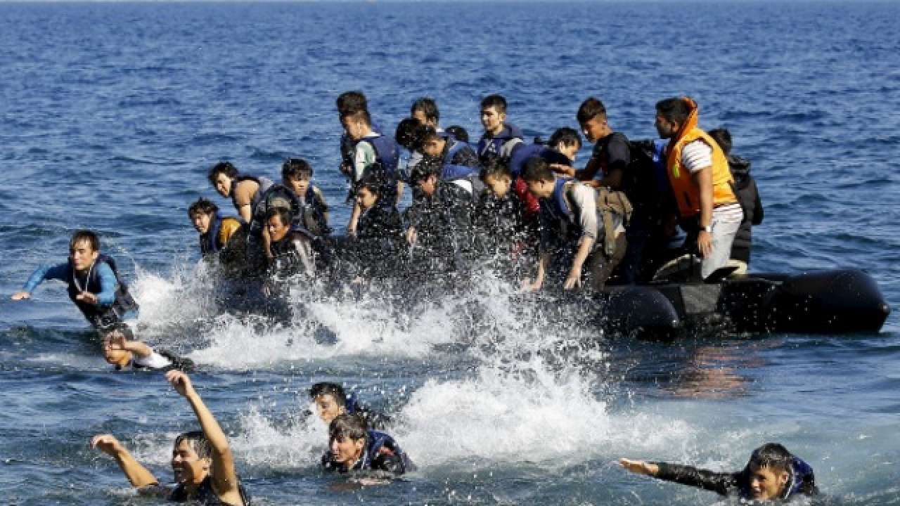 syrian refugees travel by boat