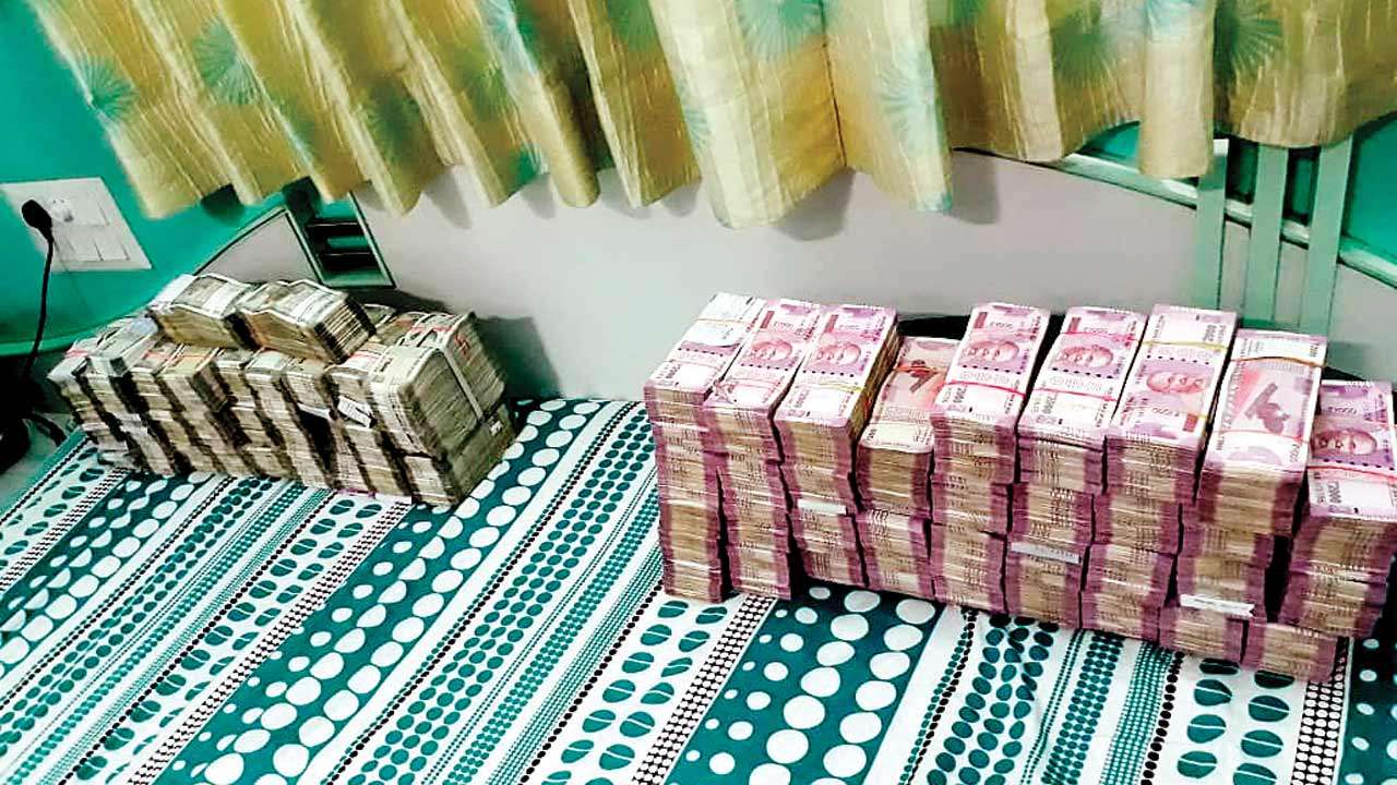 I T Sleuths Recover Rs 10 Crore Cash From Rajkot Realtors